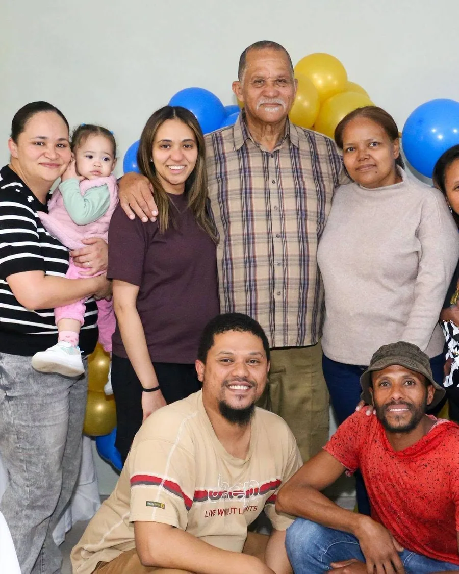 Samantha Theron's work — a multi-generation family gathered for a 70th birthday portrait
